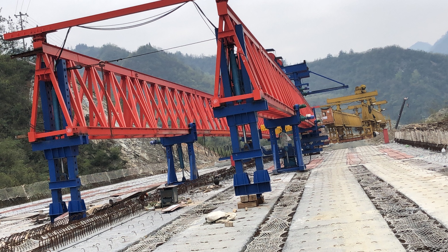 湖北十堰，十巫高速三標(biāo)，采購(gòu)我廠的JQ40-180新式架橋機(jī)