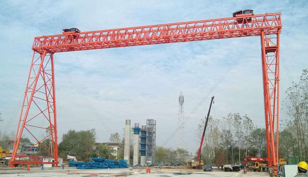 龍門吊通過低速聯軸器從低速軸驅動卷軸